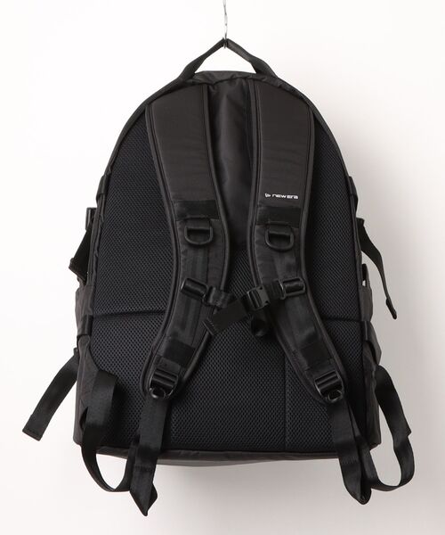 NEW ERA（ニューエラ）の「【NEW ERA/ニューエラ】キャリアパック 35L ライトウェイト プリントロゴ ブラック × ブラック（バックパック/リュック・メンズ・ブラック×ブラック・FREE）」の2枚目の写真
