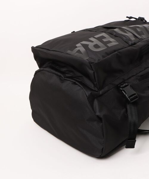 NEW ERA（ニューエラ）の「【NEW ERA/ニューエラ】キャリアパック 35L ライトウェイト プリントロゴ ブラック × ブラック（バックパック/リュック・メンズ・ブラック×ブラック・FREE）」の3枚目の写真