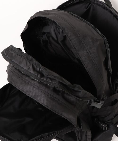 NEW ERA（ニューエラ）の「【NEW ERA/ニューエラ】キャリアパック 35L ライトウェイト プリントロゴ ブラック × ブラック（バックパック/リュック・メンズ・ブラック×ブラック・FREE）」の4枚目の写真