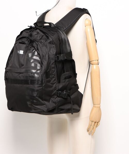 NEW ERA（ニューエラ）の「【NEW ERA/ニューエラ】キャリアパック 35L ライトウェイト プリントロゴ ブラック × ブラック（バックパック/リュック・メンズ・ブラック×ブラック・FREE）」の5枚目の写真