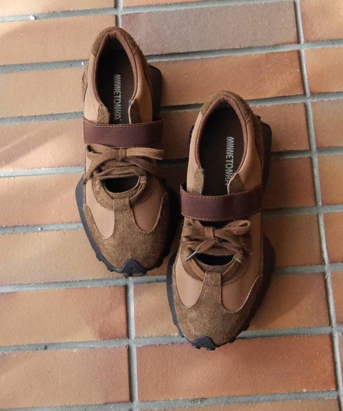 Minnetonka（ミネトンカ）の「MINNETONKA（ミネトンカ） / メリージェーンボアスニーカー 26M06（スニーカー・レディース・ブラック/ダークブラウン・9/6/7/10/8）」の3枚目の写真