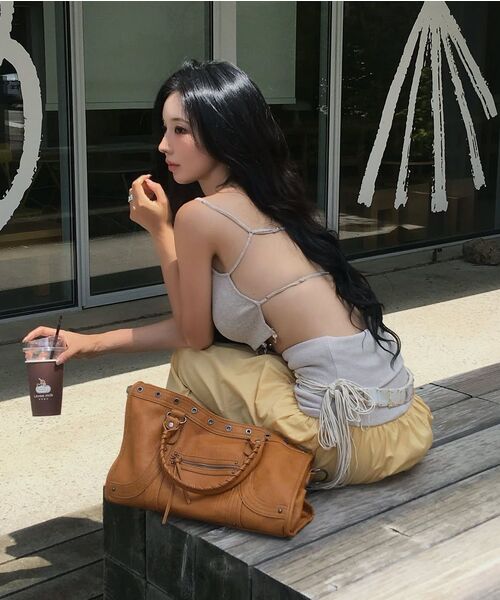 BLACKPURPLE（ブラックパープル）の「ベルトンカーブトートバッグ_ブラウン Velton Curve Tote Bag_Brown（トートバッグ・レディース・ブラウン・FREE）」の4枚目の写真