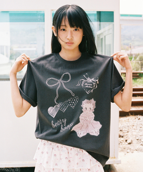 RONRON(ロンロン)の「BETTY BOOP DREAMY RIBBON OVER FIT T SHIRT CHARCOAL(Tシャツ/カットソー・レディース・その他・FREE)」の2枚目の写真