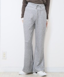 絶妙なシューカットで美脚見え!ジャージタッチフレアパンツ