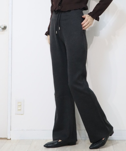 DISKEEN SURE(ディスキーンシュアー)の「絶妙なシューカットで美脚見え!ジャージタッチフレアパンツ(その他パンツ・レディース・チャコール/ブラック/グレー・FREE)」の2枚目の写真