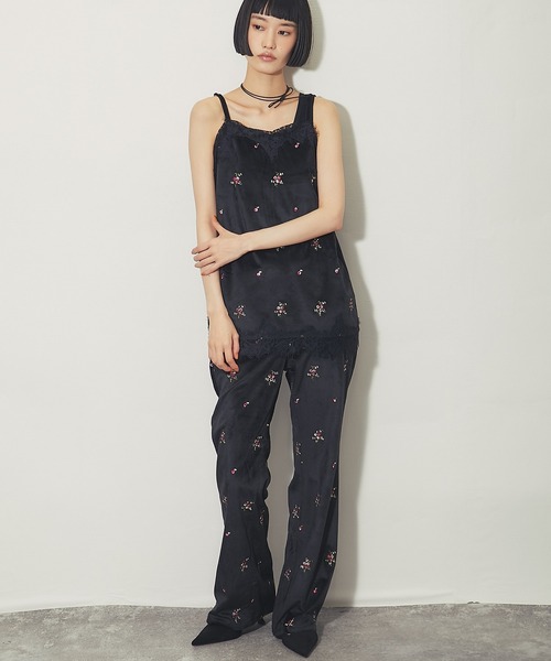 ANOTHER S(アナザーエス)の「花柄刺繍ベロアキャミソール(キャミソール・レディース・ブラック/ブラウン・FREE)」の4枚目の写真