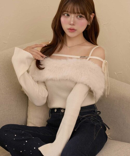 Belle Charme(ベルシャルム)の「【Belle Charme】Fur Ribbon Off-shoulder Knit(ニット/セーター・レディース・オフホワイト/ブラック/ピンク・FREE)」の1枚目の写真