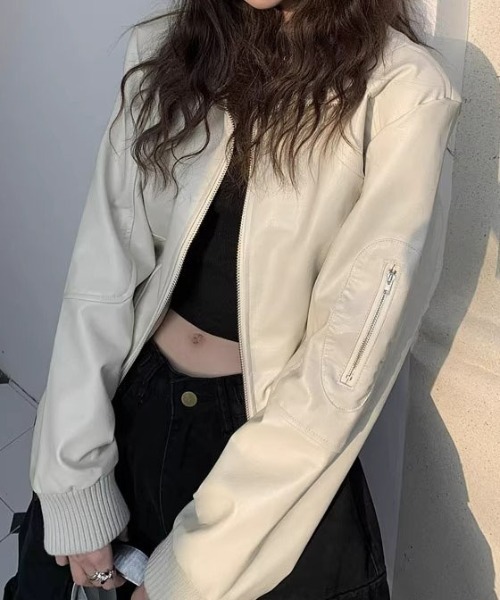 &soiree(アンドソワレ)の「リブ切り替えスタンドカラーフェイクレザージャケット(その他アウター・レディース・アイボリー・X-LARGE/SMALL/MEDIUM/LARGE)」の4枚目の写真