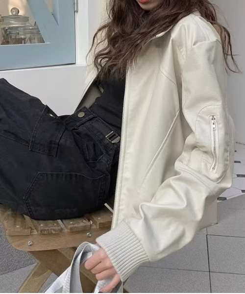 &soiree(アンドソワレ)の「リブ切り替えスタンドカラーフェイクレザージャケット(その他アウター・レディース・アイボリー・X-LARGE/SMALL/MEDIUM/LARGE)」の6枚目の写真