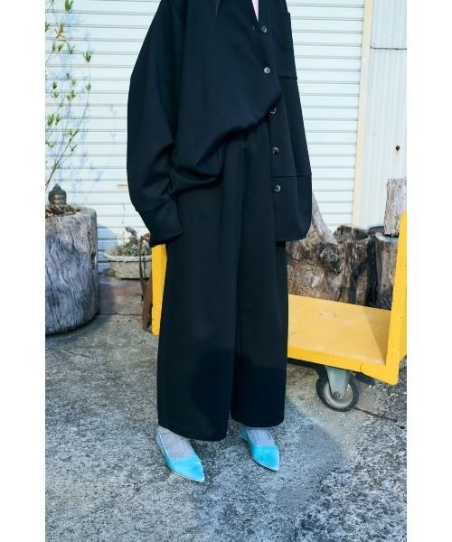 ENFOLD(エンフォルド)の「ダンボール カーブクロップドパンツ(その他パンツ・レディース・チャコールグレー/ブラック・38/36)」の1枚目の写真