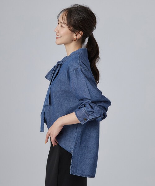SHOO・LA・RUE(シューラルー)の「【S-LL/洗濯機可】華やぐデニムボウタイリボンシャツ(シャツ/ブラウス・レディース・ブルー/ブルー系その他・03/02/04/01)」の8枚目の写真