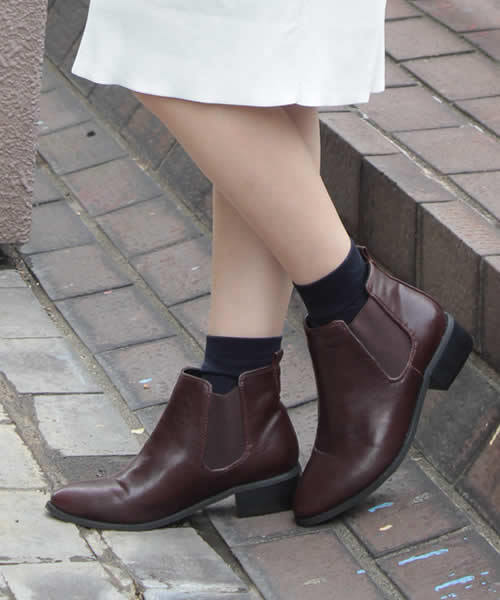 SESTO(セスト)の「ウッドヒールのショート丈のサイドゴアブーツ(ブーツ・レディース・ブラック/ブラック系その他2/ネイビー/ブラウン系その他/ホワイト/ダークブラウン/ブラック系その他・LL/3L/L/M/S)」の6枚目の写真