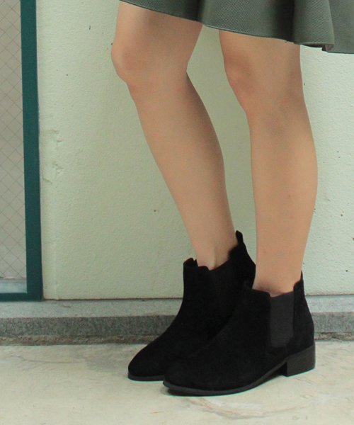 SESTO(セスト)の「ウッドヒールのショート丈のサイドゴアブーツ(ブーツ・レディース・ブラック/ブラック系その他2/ネイビー/ブラウン系その他/ホワイト/ダークブラウン/ブラック系その他・LL/3L/L/M/S)」の4枚目の写真