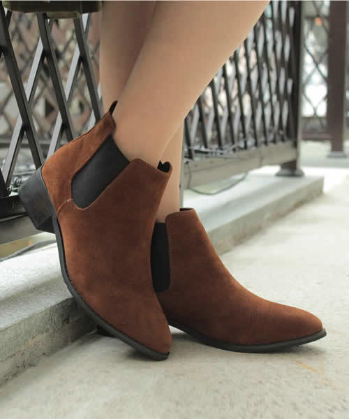 SESTO(セスト)の「ウッドヒールのショート丈のサイドゴアブーツ(ブーツ・レディース・ブラック/ブラック系その他2/ネイビー/ブラウン系その他/ホワイト/ダークブラウン/ブラック系その他・LL/3L/L/M/S)」の7枚目の写真