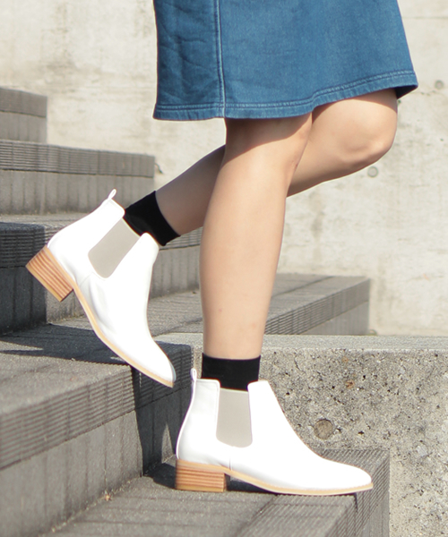 SESTO(セスト)の「ウッドヒールのショート丈のサイドゴアブーツ(ブーツ・レディース・ブラック/ブラック系その他2/ネイビー/ブラウン系その他/ホワイト/ダークブラウン/ブラック系その他・LL/3L/L/M/S)」の2枚目の写真