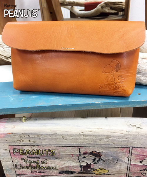 SNOOPY×OLD BETTY'S（スヌーピーカケルオールドベティーズ）の「SNOOPY Leather Flap Wallet/スヌーピーレザーフラップウォレット（財布・レディース・キャメル/ブラウン・FREE）」の2枚目の写真