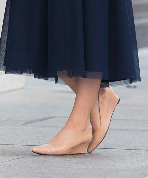 menue(メヌエ)の「極上のふわっふわ美パンプス(ウェッジソール5cm)(パンプス・レディース・ブラック系その他/グレー/キャメル/ベージュ系その他/グレイッシュベージュ/アイボリー/ブラック系その他2/スモークピンク/ホワイト/ブラック/ピンクゴールド/パイソン/ブルー系その他/レッド/ベージュ・22.0cm/21.0cm/25.5cm/22.5cm/26.0cm/26.5cm/25.0cm/23.5cm/27.0cm/23.0cm/24.0cm/24.5cm/21.5cm)」の1枚目の写真