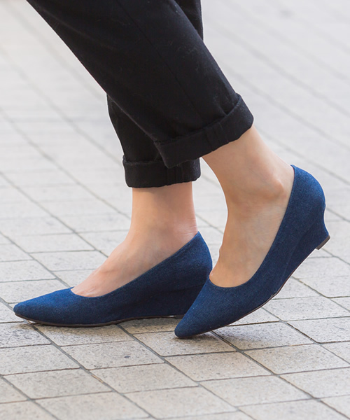 menue(メヌエ)の「極上のふわっふわ美パンプス(ウェッジソール5cm)(パンプス・レディース・ブラック系その他/グレー/キャメル/ベージュ系その他/グレイッシュベージュ/アイボリー/ブラック系その他2/スモークピンク/ホワイト/ブラック/ピンクゴールド/パイソン/ブルー系その他/レッド/ベージュ・22.0cm/21.0cm/25.5cm/22.5cm/26.0cm/26.5cm/25.0cm/23.5cm/27.0cm/23.0cm/24.0cm/24.5cm/21.5cm)」の10枚目の写真