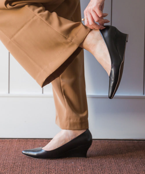 menue(メヌエ)の「極上のふわっふわ美パンプス(ウェッジソール5cm)(パンプス・レディース・ブラック系その他/グレー/キャメル/ベージュ系その他/グレイッシュベージュ/アイボリー/ブラック系その他2/スモークピンク/ホワイト/ブラック/ピンクゴールド/パイソン/ブルー系その他/レッド/ベージュ・22.0cm/21.0cm/25.5cm/22.5cm/26.0cm/26.5cm/25.0cm/23.5cm/27.0cm/23.0cm/24.0cm/24.5cm/21.5cm)」の4枚目の写真