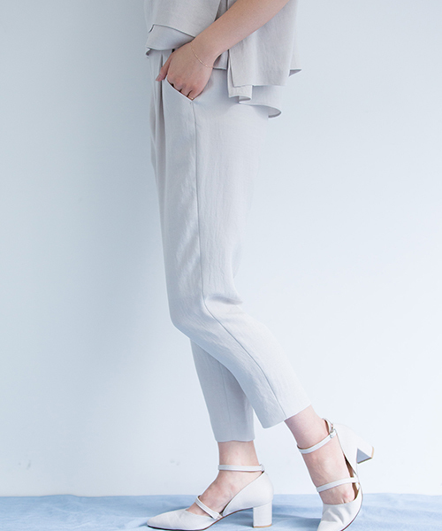 STUDIOUS（ステュディオス）の「リネンライクタックテーパードパンツ（その他パンツ・レディース・アイボリー/ブラック/ブラウン・1/0）」の10枚目の写真