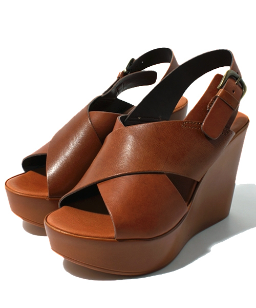 Chico（チコ）の「Victor クロスストラップサンダル（サンダル・レディース・キャメル/チョコ/ブラック・SMALL/MEDIUM/LARGE）」の3枚目の写真