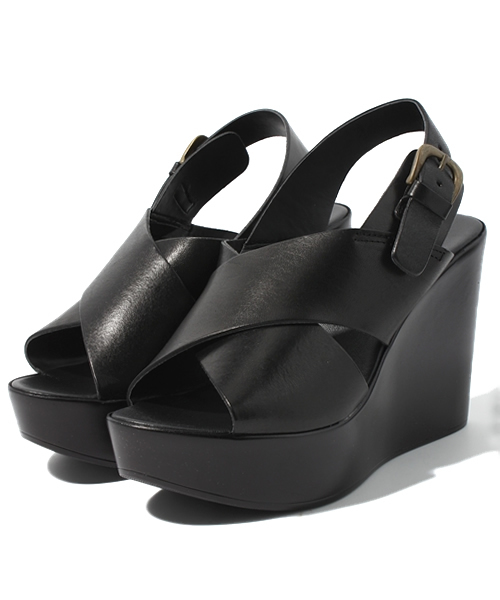 Chico（チコ）の「Victor クロスストラップサンダル（サンダル・レディース・キャメル/チョコ/ブラック・SMALL/MEDIUM/LARGE）」の2枚目の写真