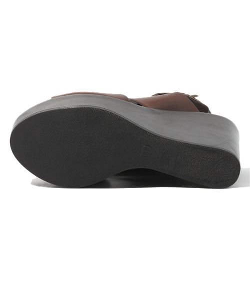 Chico（チコ）の「Victor クロスストラップサンダル（サンダル・レディース・キャメル/チョコ/ブラック・SMALL/MEDIUM/LARGE）」の8枚目の写真