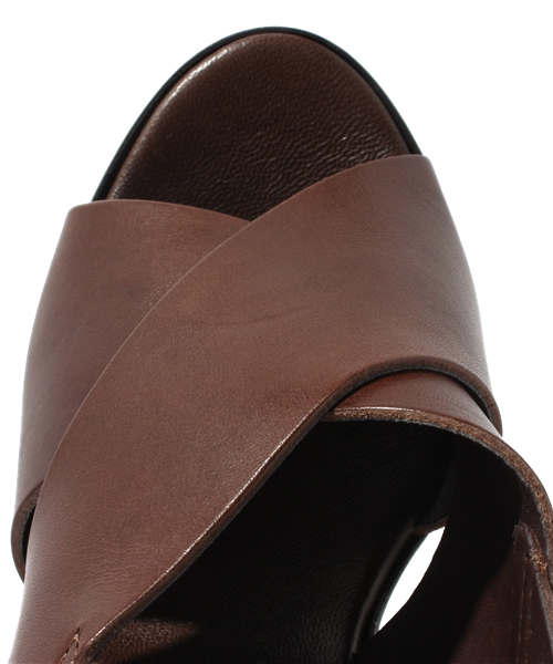 Chico（チコ）の「Victor クロスストラップサンダル（サンダル・レディース・キャメル/チョコ/ブラック・SMALL/MEDIUM/LARGE）」の6枚目の写真