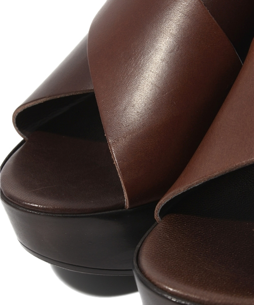 Chico（チコ）の「Victor クロスストラップサンダル（サンダル・レディース・キャメル/チョコ/ブラック・SMALL/MEDIUM/LARGE）」の10枚目の写真