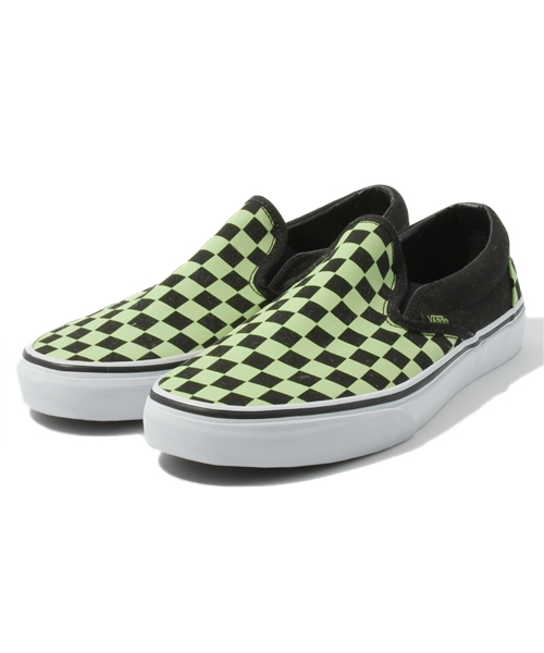 VANS(バンズ)の「VANS CLASSIC SLIP-ON Checks バンズ スリッポン 蓄光塗料(スニーカー・メンズ・ブラック・27.5cm)」の1枚目の写真