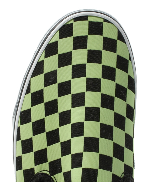 VANS(バンズ)の「VANS CLASSIC SLIP-ON Checks バンズ スリッポン 蓄光塗料(スニーカー・メンズ・ブラック・27.5cm)」の4枚目の写真