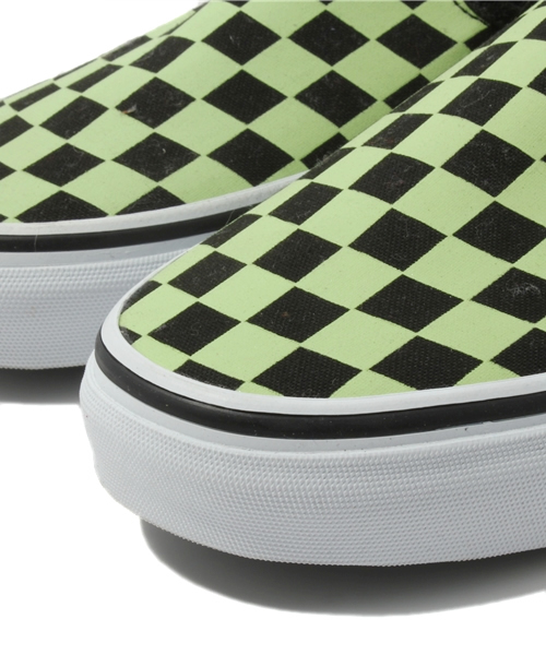 VANS(バンズ)の「VANS CLASSIC SLIP-ON Checks バンズ スリッポン 蓄光塗料(スニーカー・メンズ・ブラック・27.5cm)」の5枚目の写真