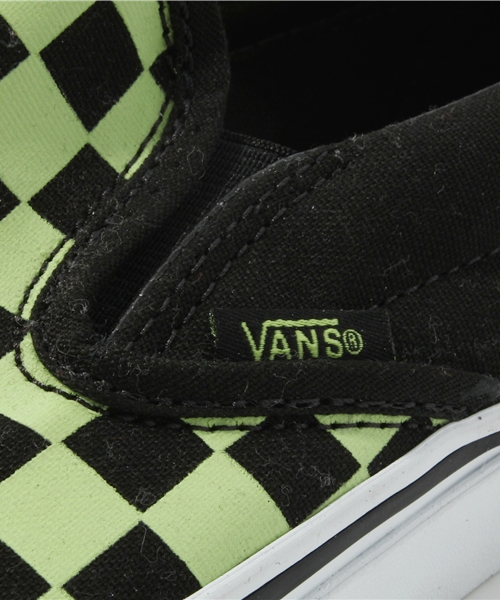 VANS(バンズ)の「VANS CLASSIC SLIP-ON Checks バンズ スリッポン 蓄光塗料(スニーカー・メンズ・ブラック・27.5cm)」の6枚目の写真