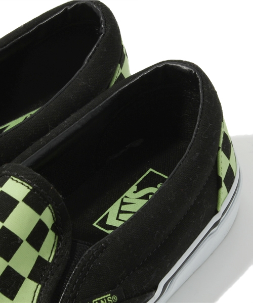 VANS(バンズ)の「VANS CLASSIC SLIP-ON Checks バンズ スリッポン 蓄光塗料(スニーカー・メンズ・ブラック・27.5cm)」の7枚目の写真