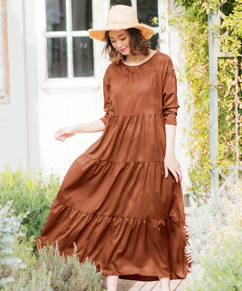 KOBE LETTUCE（コウベレタス）の「ロングスリーブティアードマキシワンピース（ワンピース・レディース・ブラック/パープル/ブラウン/オフホワイト/イエロー・FREE）」の4枚目の写真