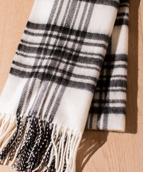 JOHN'S CLOSET（ジョンズクローゼット）の「【g】国産ソフトタッチ無地＆チェックマフラー（マフラー・レディース・ホワイト/チャコールグレー/ブラック/ベージュ/ネイビー/グレー/レッド/ホワイト×ブラック/ホワイト系その他/ホワイト系その他2/ホワイト系その他3/ブラック系その他/ブラック系その他2/ブラック×ホワイト/ベージュ系その他/グリーン系その他/キャメル/レッド系その他/レッド系その他2/レッド系その他3/ワイン/チェック・FREE）」の3枚目の写真