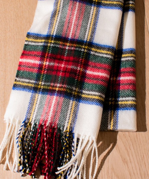 JOHN'S CLOSET（ジョンズクローゼット）の「【g】国産ソフトタッチ無地＆チェックマフラー（マフラー・レディース・ホワイト/チャコールグレー/ブラック/ベージュ/ネイビー/グレー/レッド/ホワイト×ブラック/ホワイト系その他/ホワイト系その他2/ホワイト系その他3/ブラック系その他/ブラック系その他2/ブラック×ホワイト/ベージュ系その他/グリーン系その他/キャメル/レッド系その他/レッド系その他2/レッド系その他3/ワイン/チェック・FREE）」の4枚目の写真