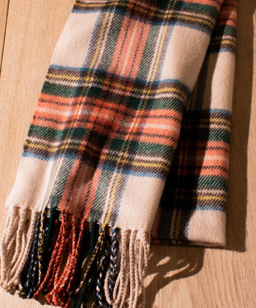 JOHN'S CLOSET（ジョンズクローゼット）の「【g】国産ソフトタッチ無地＆チェックマフラー（マフラー・レディース・ホワイト/チャコールグレー/ブラック/ベージュ/ネイビー/グレー/レッド/ホワイト×ブラック/ホワイト系その他/ホワイト系その他2/ホワイト系その他3/ブラック系その他/ブラック系その他2/ブラック×ホワイト/ベージュ系その他/グリーン系その他/キャメル/レッド系その他/レッド系その他2/レッド系その他3/ワイン/チェック・FREE）」の13枚目の写真