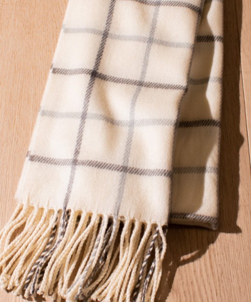 JOHN'S CLOSET（ジョンズクローゼット）の「【g】国産ソフトタッチ無地＆チェックマフラー（マフラー・レディース・ホワイト/チャコールグレー/ブラック/ベージュ/ネイビー/グレー/レッド/ホワイト×ブラック/ホワイト系その他/ホワイト系その他2/ホワイト系その他3/ブラック系その他/ブラック系その他2/ブラック×ホワイト/ベージュ系その他/グリーン系その他/キャメル/レッド系その他/レッド系その他2/レッド系その他3/ワイン/チェック・FREE）」の6枚目の写真