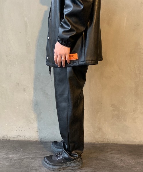 UNIVERSAL OVERALL（ユニバーサルオーバーオール）の「【Begin 12月号掲載】[UNIVERSAL OVERALL/ユニバーサルオーバーオール] 別注 フェイクレザーシェフパンツ（その他パンツ・メンズ・ブラック/グレー・MEDIUM/LARGE/SMALL）」の6枚目の写真