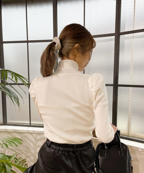 CLEA(クレア)の「パフスリーブタートルネックニット(ニット/セーター・レディース・ホワイト/ベージュ/ナチュラル/ブラック・FREE)」の7枚目の写真