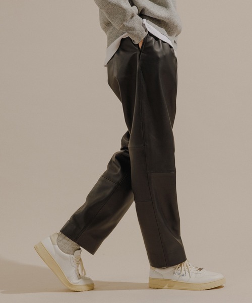 ADAM ET ROPE'（アダムエロペ）の「シープレザー ワイドテーパードパンツ/UNISEX（その他パンツ・メンズ・ブラック・M/S/L）」の5枚目の写真