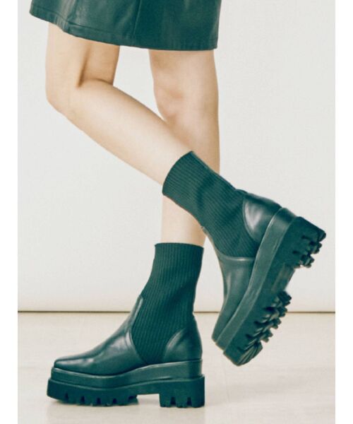 EVRIS(エヴリス)の「スクエアトゥショートブーツ(ブーツ・レディース・ブラウン/ブラック・SMALL/MEDIUM/LARGE)」の2枚目の写真