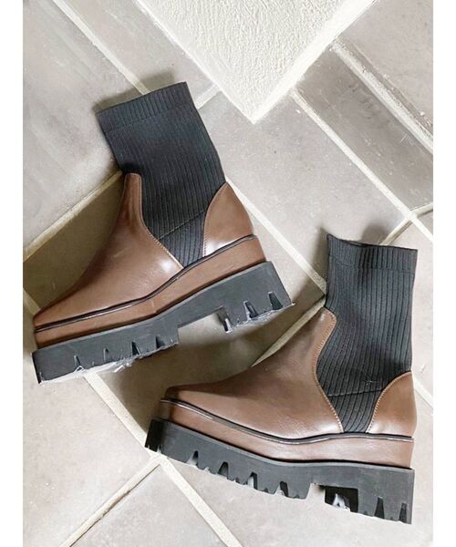 EVRIS(エヴリス)の「スクエアトゥショートブーツ(ブーツ・レディース・ブラウン/ブラック・SMALL/MEDIUM/LARGE)」の7枚目の写真
