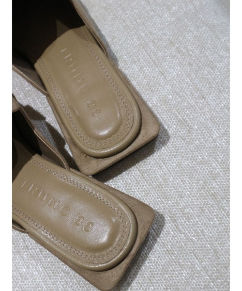 TRUNC（トランクエイティーエイト）の「Bit Loafer Sandal（ローファー・レディース・ベージュ/ブラック・LARGE/SMALL/MEDIUM）」の5枚目の写真