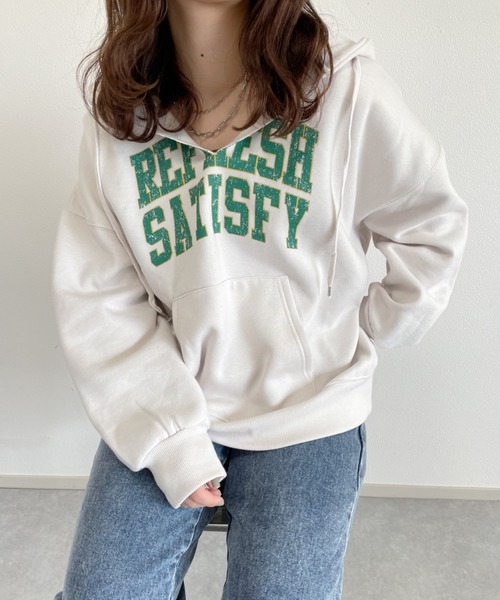 nemne store（ネンネストア）の「散歩に出かけるカレッジプリント裏起毛パーカー（パーカー・レディース・オートミール/オフホワイト/スミクロ/グリーン・フリー）」の2枚目の写真