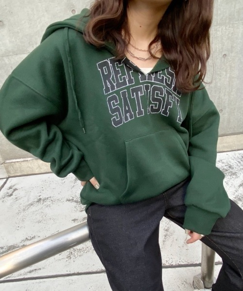 nemne store（ネンネストア）の「散歩に出かけるカレッジプリント裏起毛パーカー（パーカー・レディース・オートミール/オフホワイト/スミクロ/グリーン・フリー）」の7枚目の写真