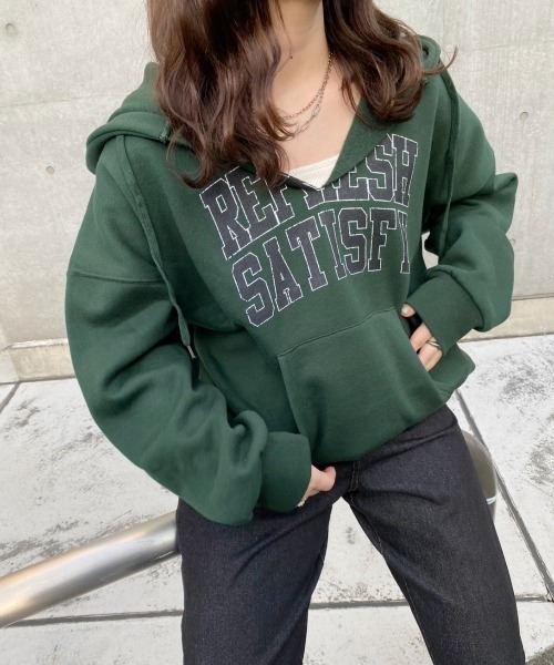 nemne store（ネンネストア）の「散歩に出かけるカレッジプリント裏起毛パーカー（パーカー・レディース・オートミール/オフホワイト/スミクロ/グリーン・フリー）」の9枚目の写真