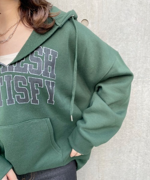 nemne store（ネンネストア）の「散歩に出かけるカレッジプリント裏起毛パーカー（パーカー・レディース・オートミール/オフホワイト/スミクロ/グリーン・フリー）」の16枚目の写真