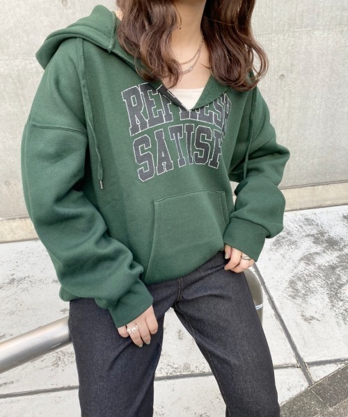 nemne store（ネンネストア）の「散歩に出かけるカレッジプリント裏起毛パーカー（パーカー・レディース・オートミール/オフホワイト/スミクロ/グリーン・フリー）」の19枚目の写真